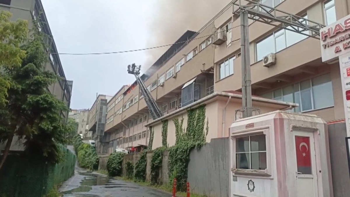 İstanbul Eyüpsultan'da yangın: Tekstil atölyesinde alevler yükseliyor