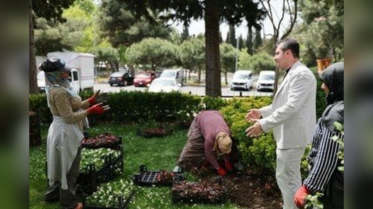 Silivri Belediye Başkanı Balcıoğlu, çiçek dikimi çalışmalarını yerinde inceledi