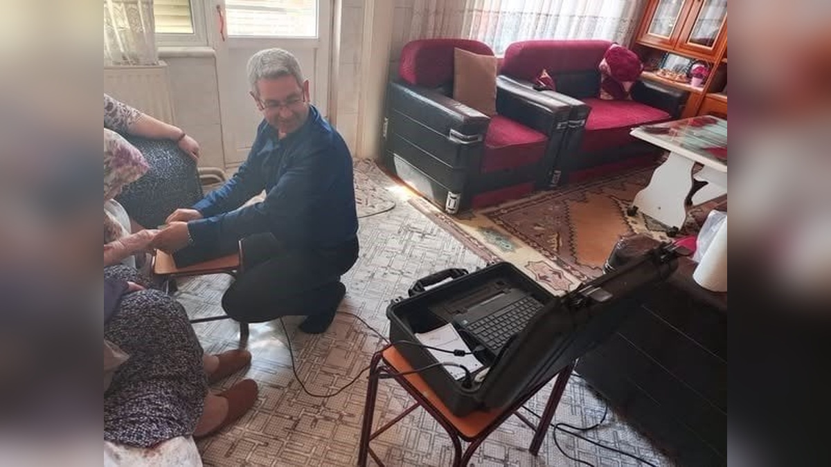 Buharkent'te evde nüfus hizmetleri devam ediyor