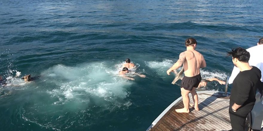 Soğuğa aldırmadan Boğaz'ın buz gibi sularında yüzdüler