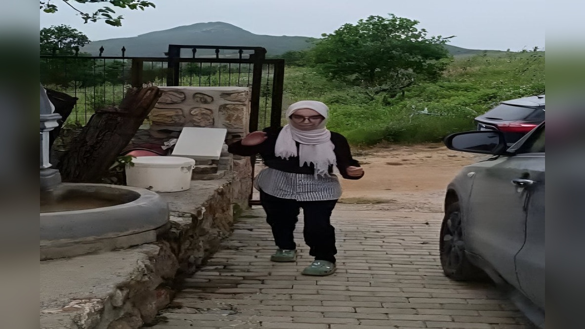 Bursa'da 3 yıl önce trafik kazası geçiren Esma Buse Koçyiğit, yüzde 99 engelli raporunun ardından ayağa kalktı