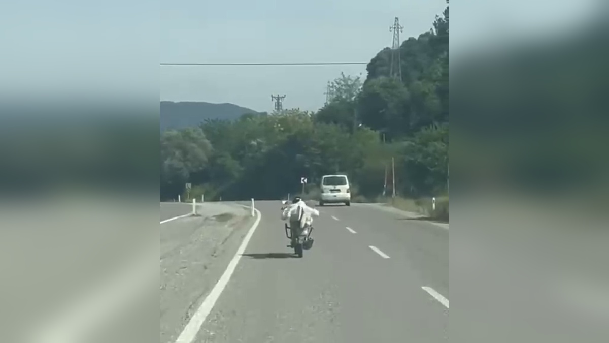 Bartın-Karabük kara yolunda tehlikeli yolculuk: Motosiklet sürücüsü yüzüstü yatarak ilerledi