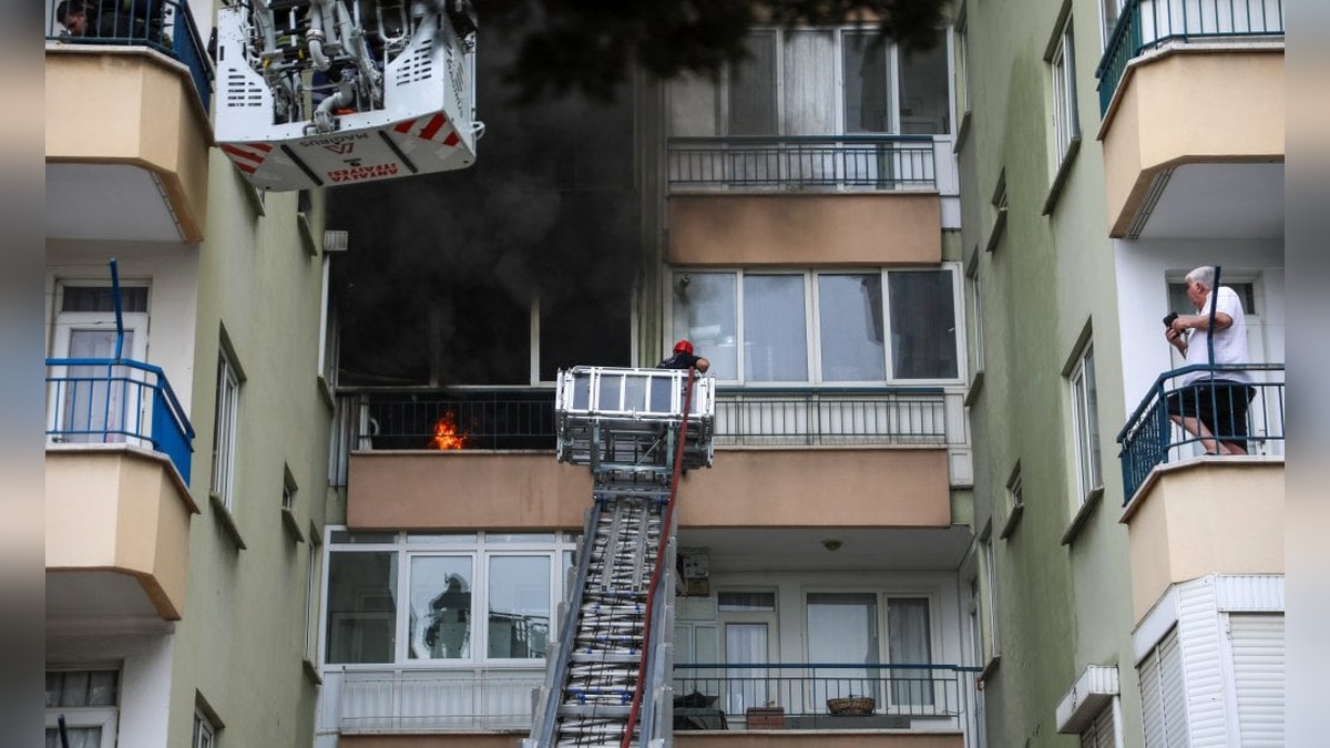 Antalya'da 15 katlı binada yangın: 6 kişi kurtarıldı