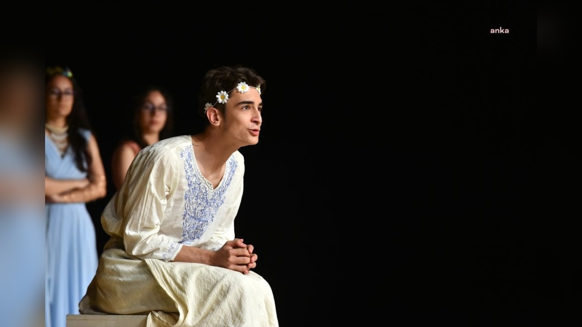 Çanakkale Belediyesi Tiyatro Topluluğu'ndan 'Troya Geçilmez' oyunu