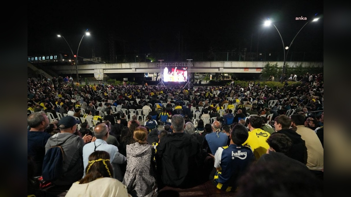 Fenerbahçe Beko'nun EuroLeague zaferi Kartal'da coşkuyla kutlandı