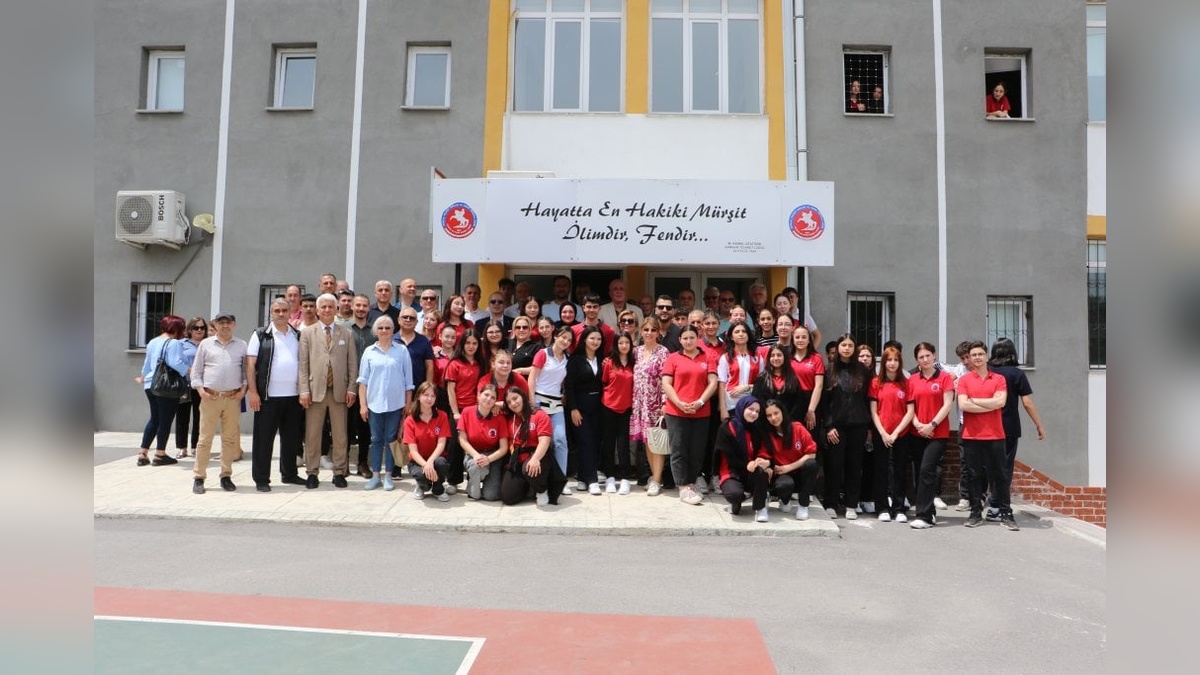 Samsun'da 45 yıllık öğretmen Eray Çelebi, İstiklal Mesleki ve Teknik Anadolu Lisesi'nden emekli oldu