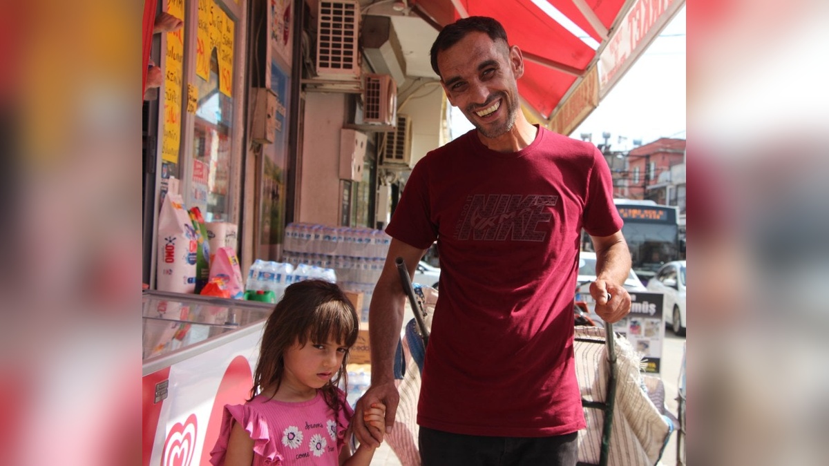 Adana'da görme engelli baba Ali Dağ'a kızı Hayrunisa destek oluyor
