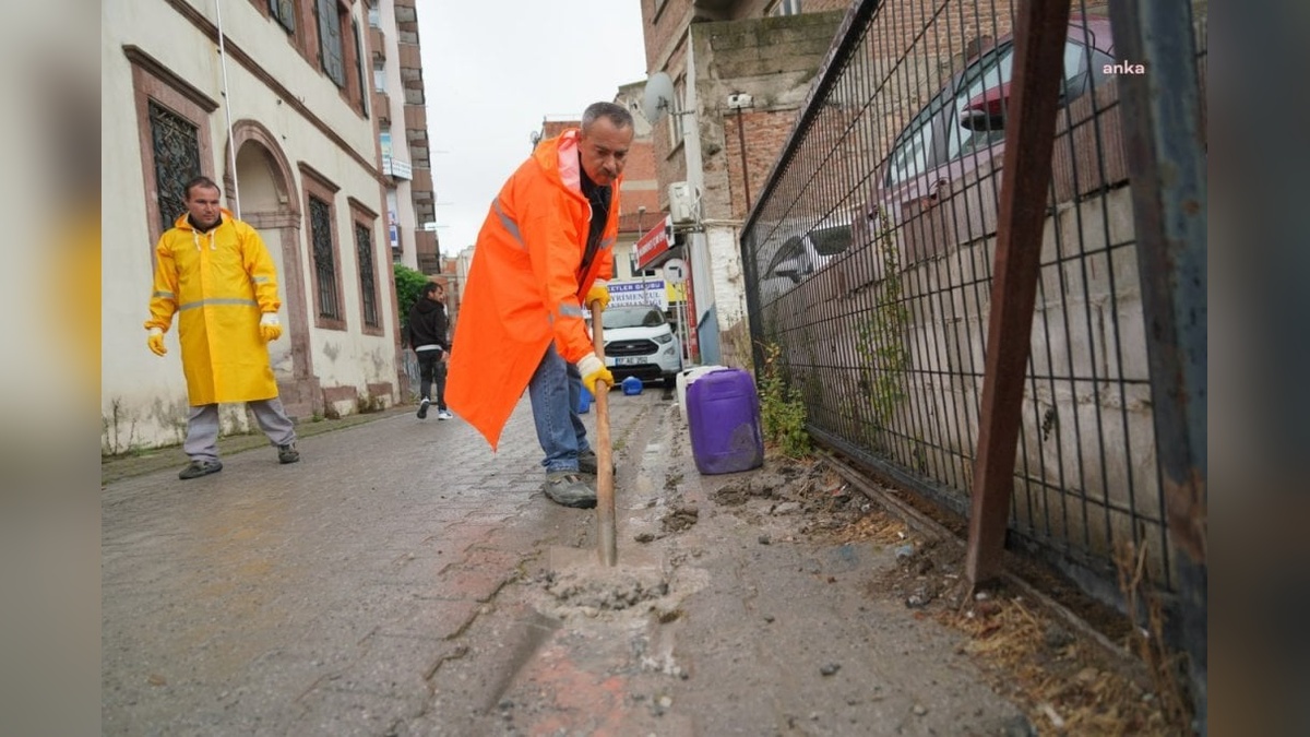Edremit Belediye Başkanı Ertaş: Ekiplerimiz 7/24 yağışlara karşı çalışıyor