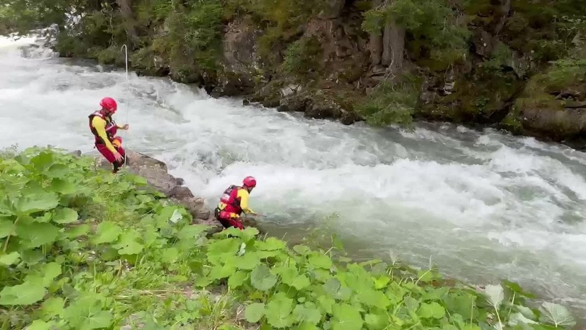 Çaykara'da 8 yaşındaki çocuk dereye düştü