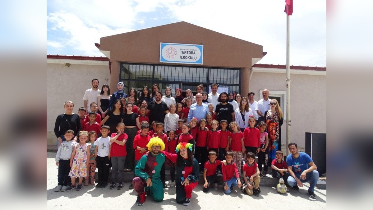 Balıkesir Üniversitesi öğrencileri, Tepeoba Köyü okuluna kütüphane kurdu