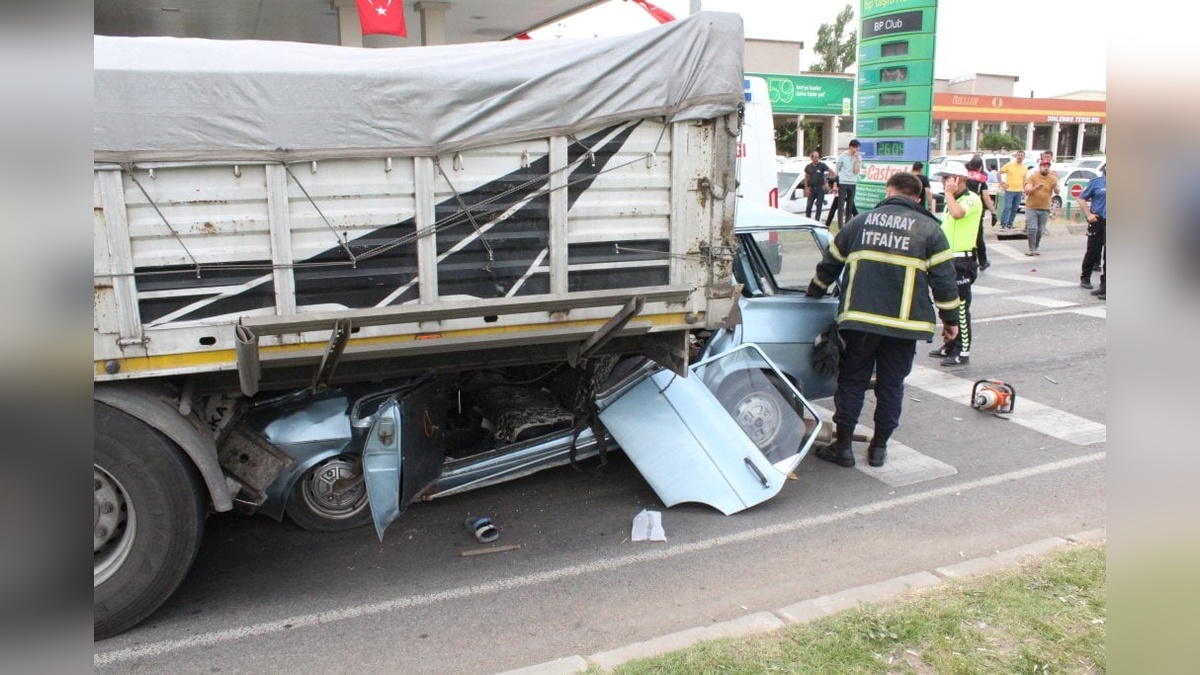 Aksaray'da TIR'a arkadan çarpan otomobil sürücüsü yaralandı