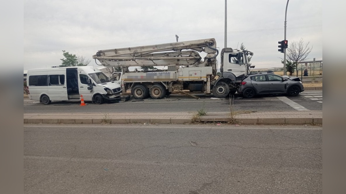 Diyarbakır'da zincirleme kaza: 11 yaralı