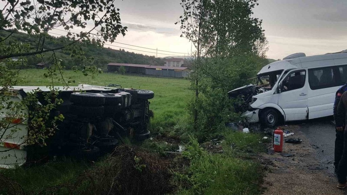 Karabük'te 4 aracın karıştığı zincirleme kazada 9 kişi yaralandı