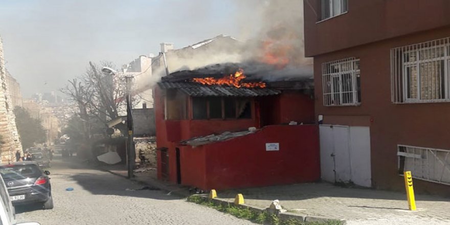 Fatih’te korkutan alevler