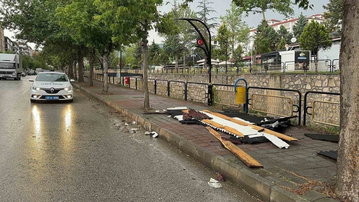 Tosya'da fırtına: Elektrik telleri koptu, çatı uçtu