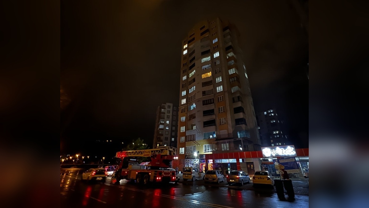 Kayseri'de sağanak yağışta yıldırım düştü: Araçlar hasar gördü