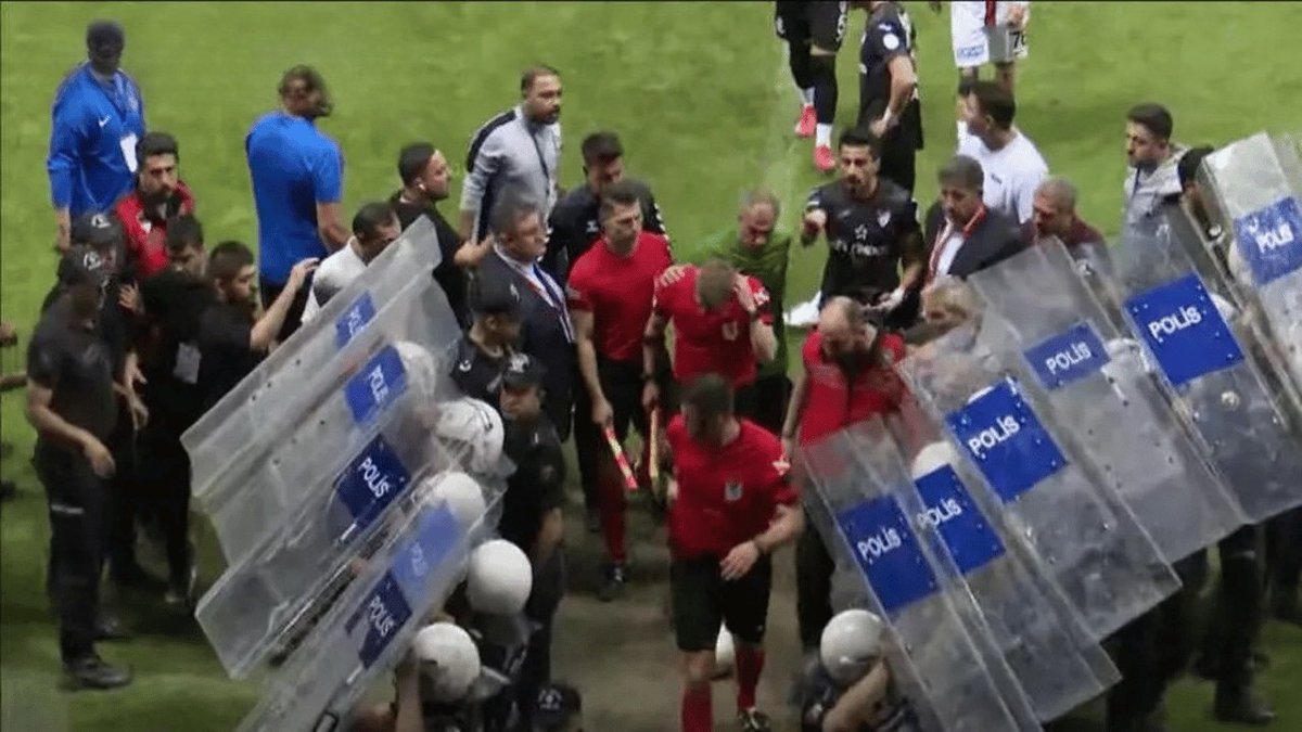 Elazığ'daki 2. Lig Play-Off'unda saha karıştı, hakemler canını kurtarmak için soyunma odasına gitti