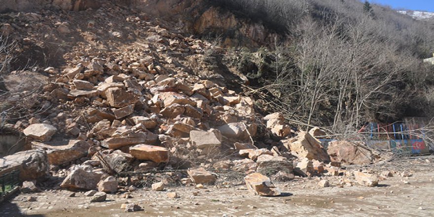 Okul bahçesindeki heyelanı fark eden servis şoförü faciayı önledi