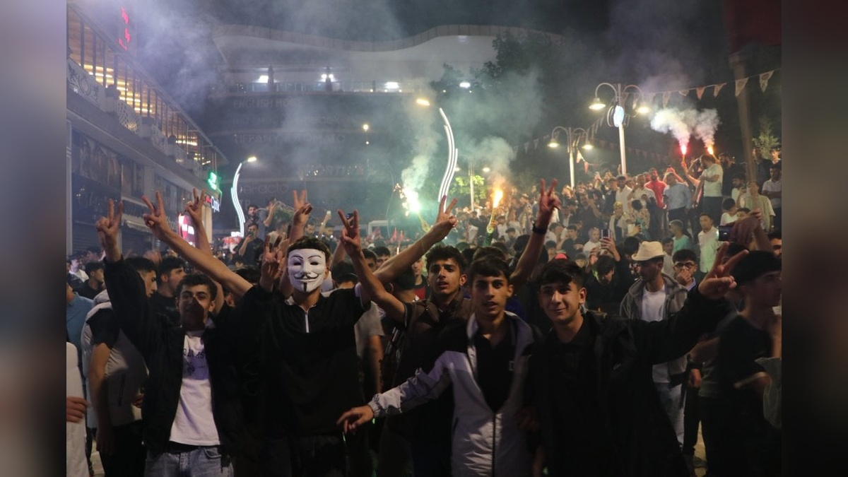 Vanspor taraftarları Elazığ'da tatil edilen maç sonrası sevinç gösterileri yaptı