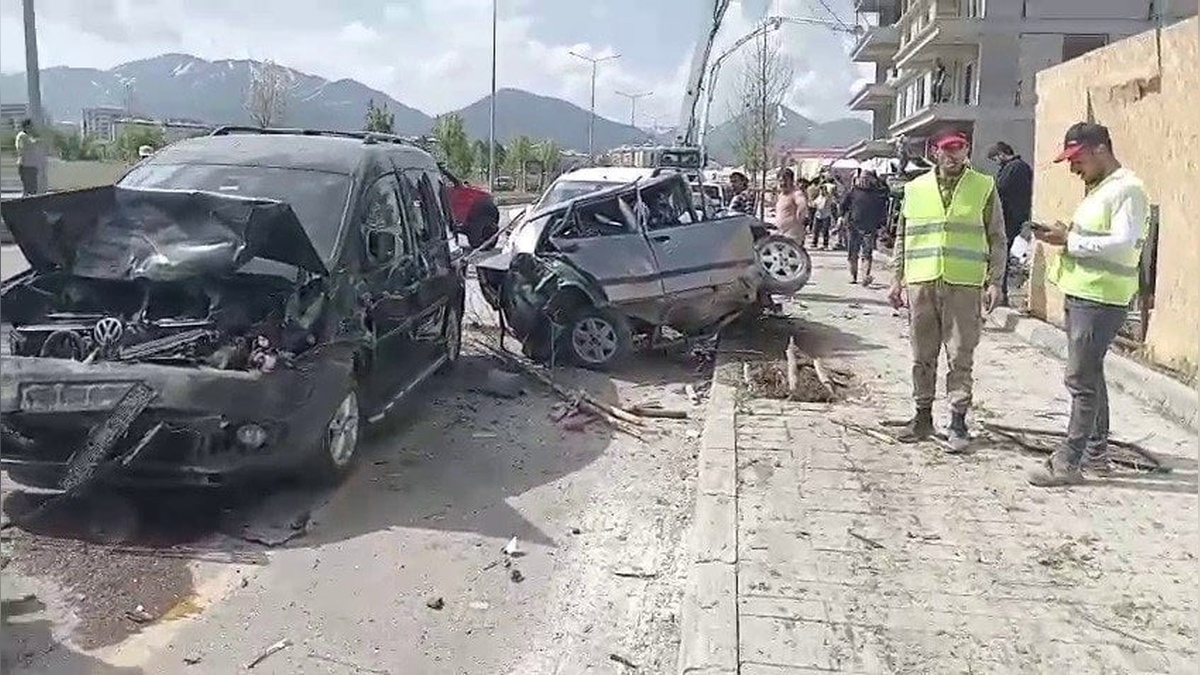 Erzurum'da freni boşalan mikser onlarca araca çarptı