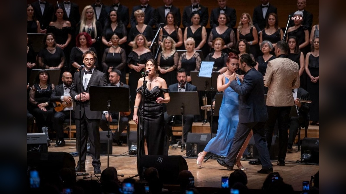 İzmir Büyükşehir Belediyesi Klasik Türk Müziği Korosu'ndan 'Yaza Merhaba' konseri