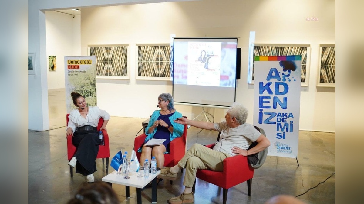İzmir Akdeniz Akademisi’nde demokrasi ve sanat konuşuldu