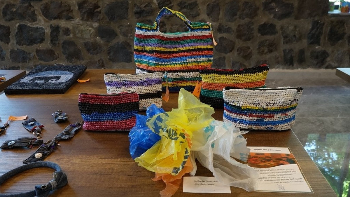 Trabzon'da 33 kadın atık malzemelerden sanat eseri üretiyor