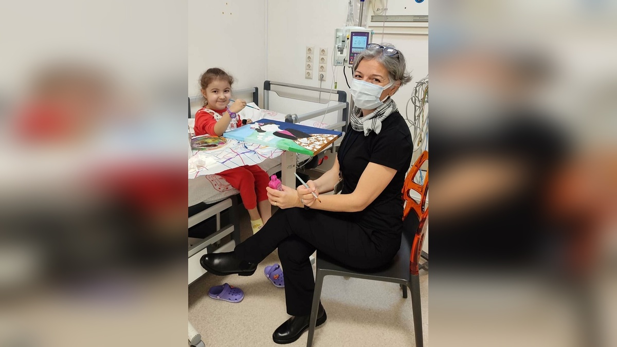 İzmir'de emekli resim öğretmeni Subaşı, hastanedeki çocuklara resim dersi veriyor