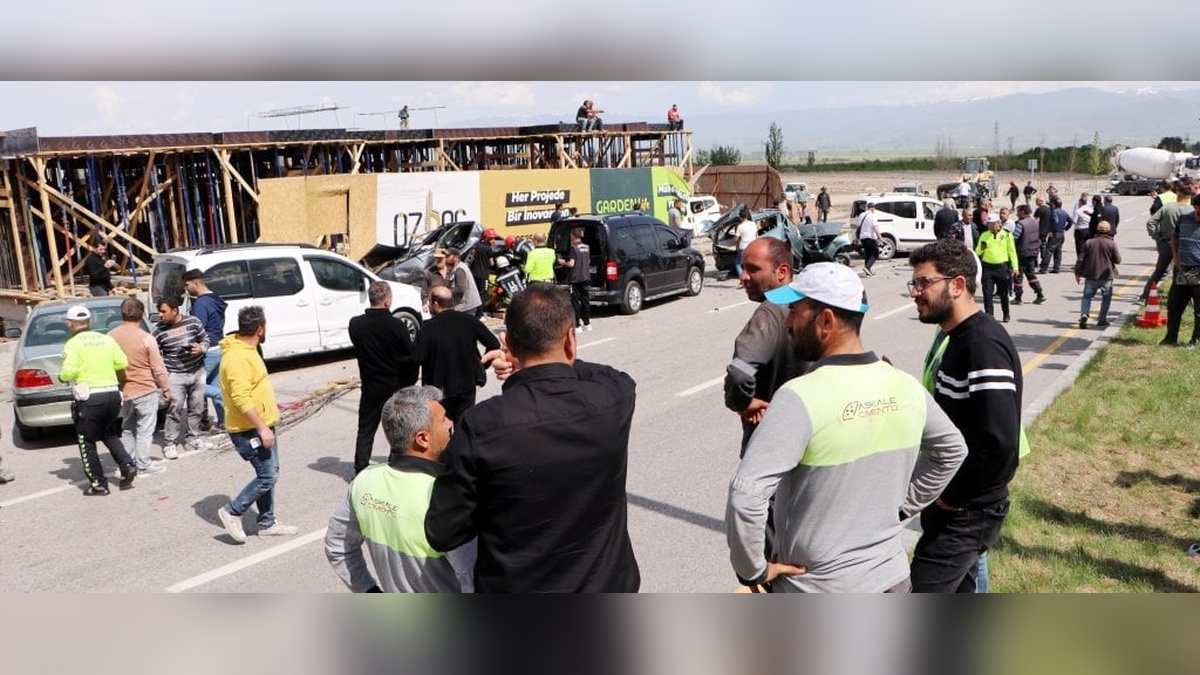 Erzurum'da beton mikseri 8 araca çarptı: Sürücü yaralı
