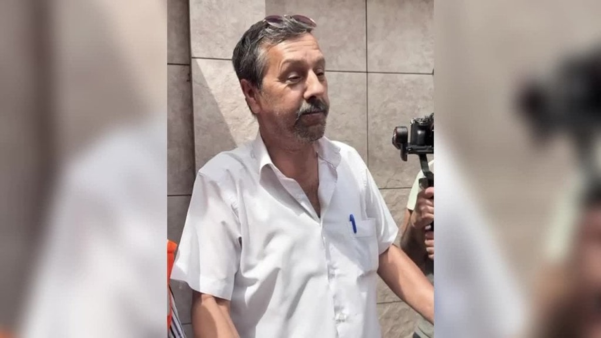 Babacan, Bursa'da taksiciyle görüştü: "Kemerleri sıka sıka delik kalmadı"