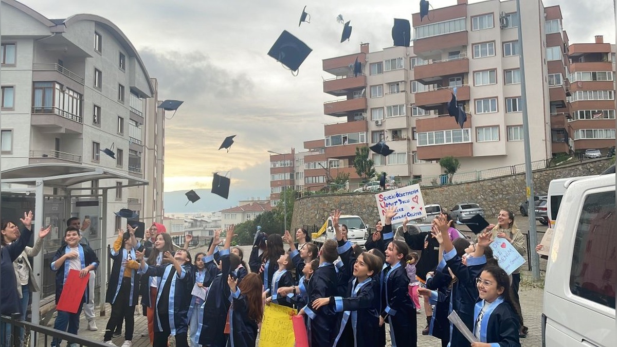 Gemlik'te öğrencilerden tedavi gören öğretmenlerine sürpriz mezuniyet