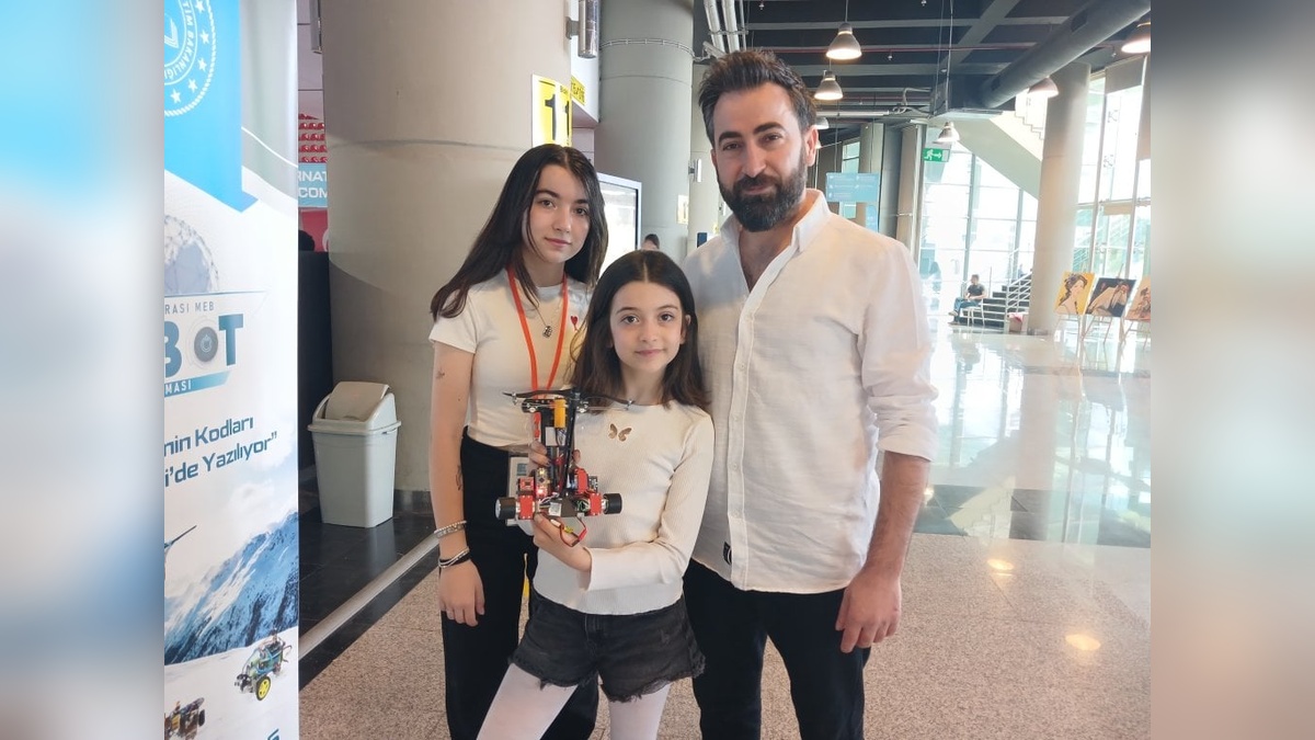 Kayseri'deki uluslararası robot yarışmasında babalarıyla yarışan kardeşler ilk 8'e girdi