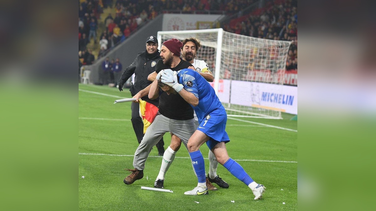 İzmir derbisinde kaleciye korner direğiyle saldıran taraftara hapis ve para cezası