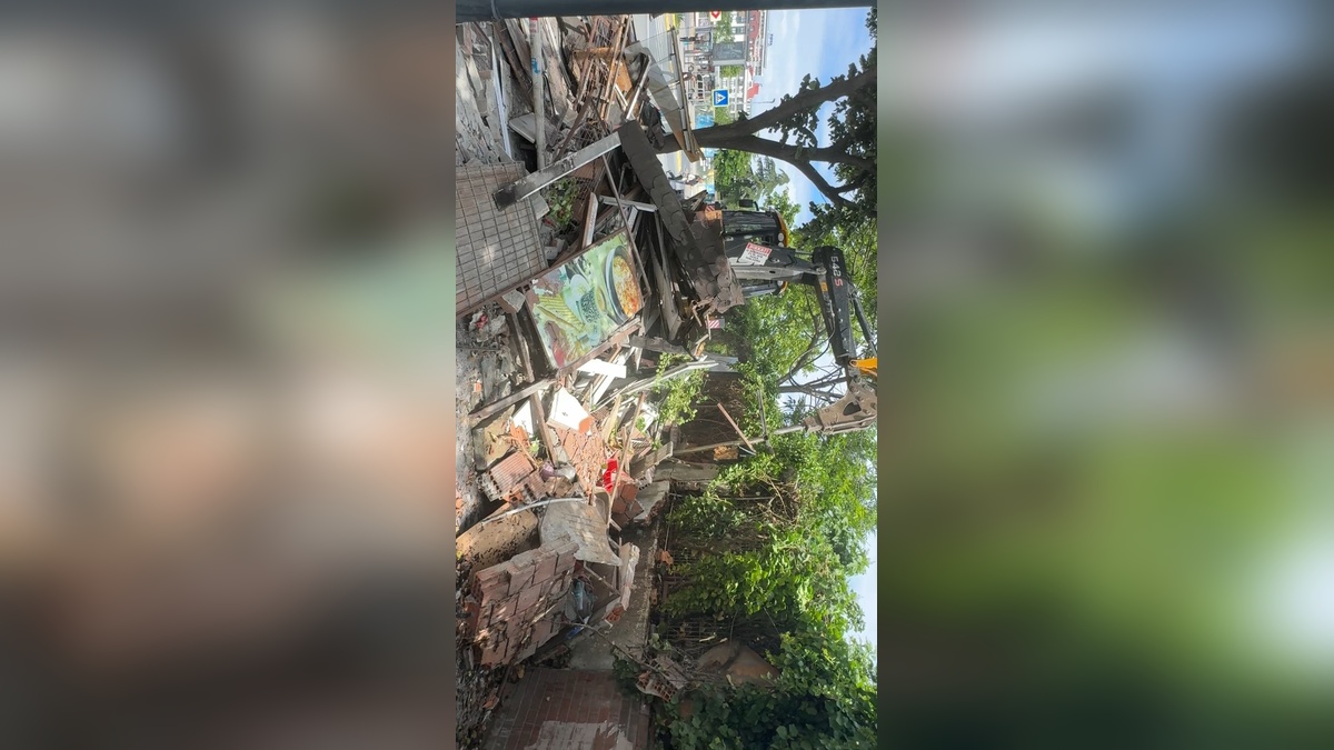 Avcılar'da 2 kaçak büfe yıkıldı