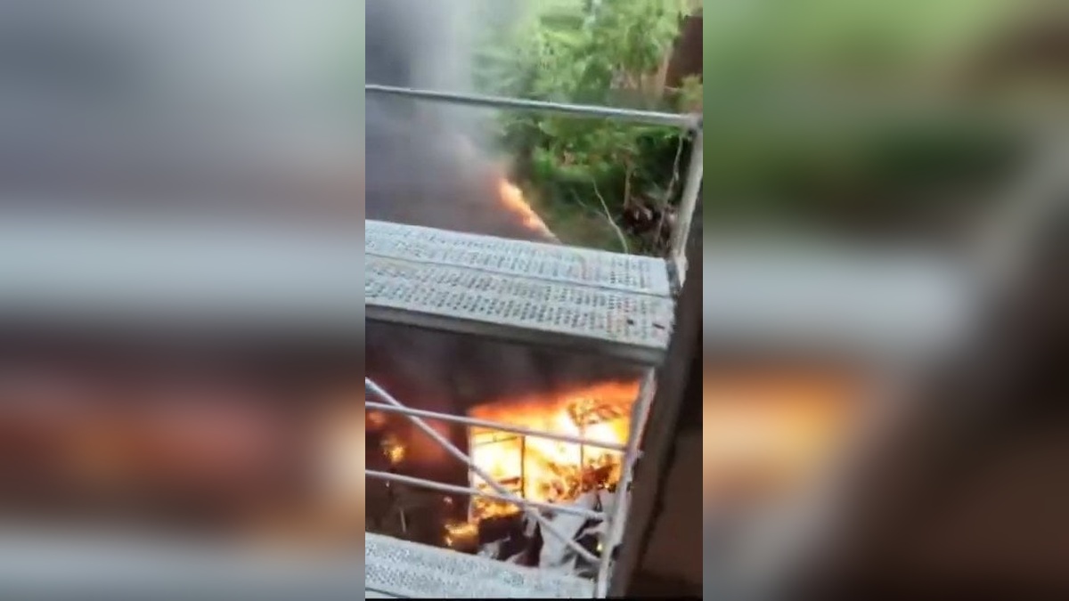 Eyüpsultan'da 3 konteyner alev alev yandı