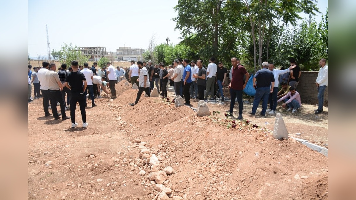 Şırnak kazasında hayatını kaybeden Ceylan Aytaş, annesi ve kız kardeşlerinin yanına defnedildi