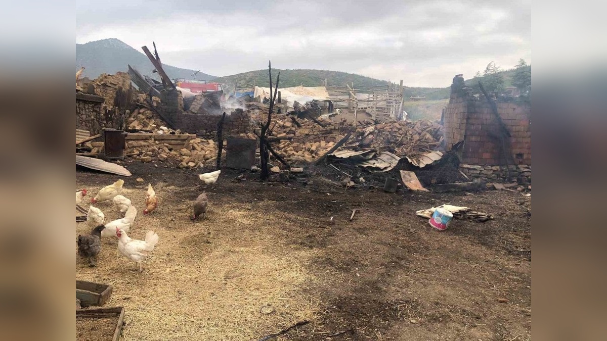 Konya'nın Hüyük ilçesinde ev ve ahır yangında kül oldu