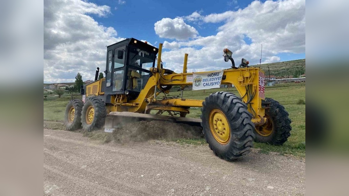 İnönü Belediyesi tarla yollarında bakım çalışmalarına devam ediyor