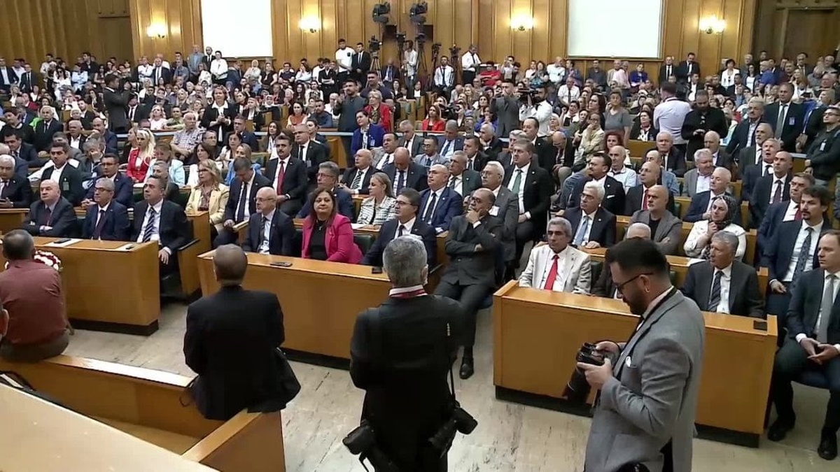 CHP lideri Özel'den TBMM'de 'Free İmamoğlu' pankartı: 'İmamoğlu masum, hesabını soracağız'