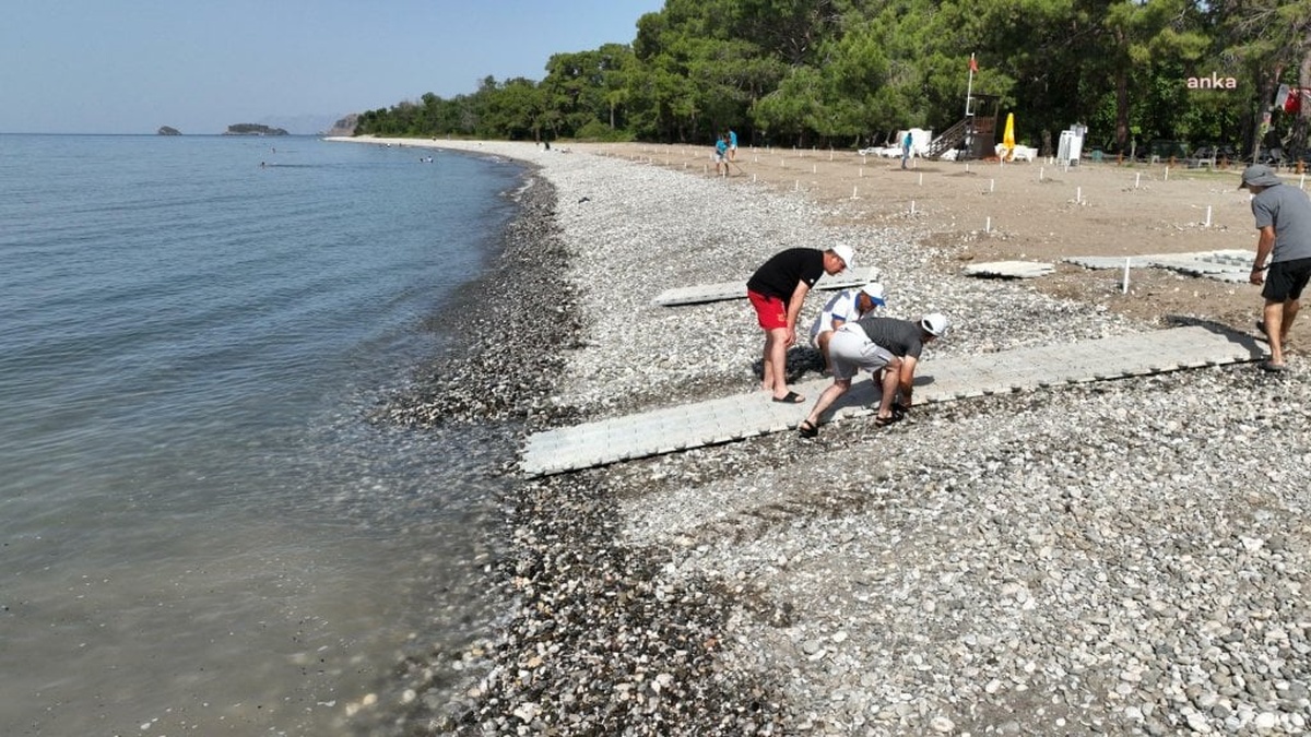 Muğla Büyükşehir Belediyesi ve Fethiye Belediyesi iş birliğiyle Akmaz Halk Plajı’ndaki engelsiz denize girme platformu yenilendi