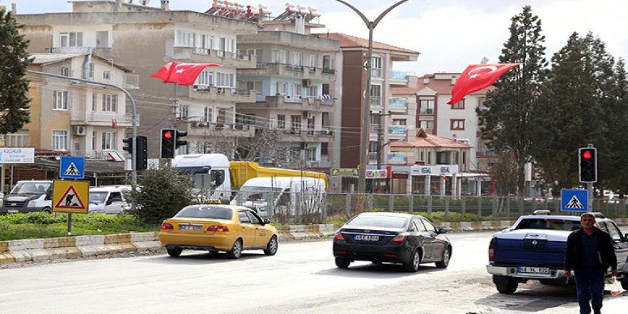 Yatağanlılar İdlib şehitleri için şehri bayraklarla donattı