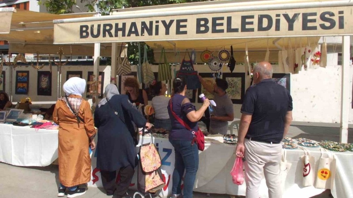 Burhaniye'de özel öğrenciler el emeği ürünlerini sergiledi
