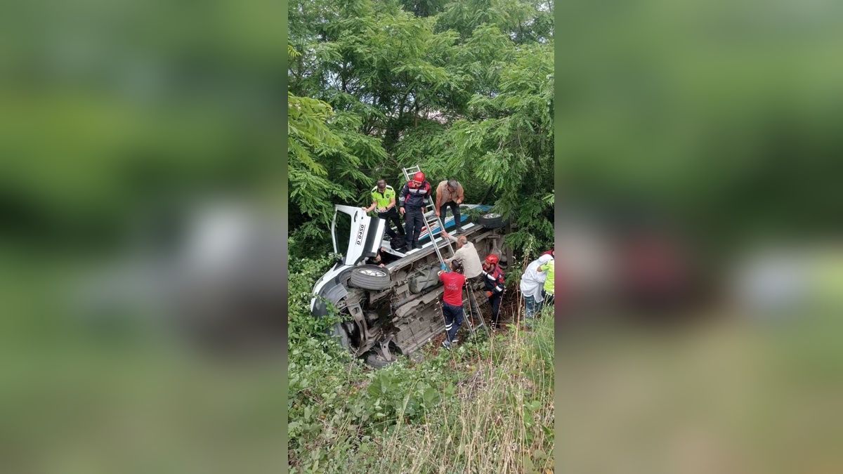 Trabzon'da dolmuş şarampole devrildi: 5 yaralı