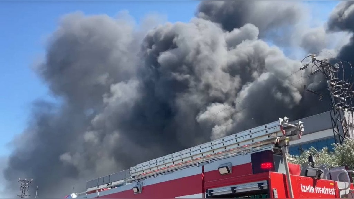 Torbalı'da sandalye fabrikasında yangın