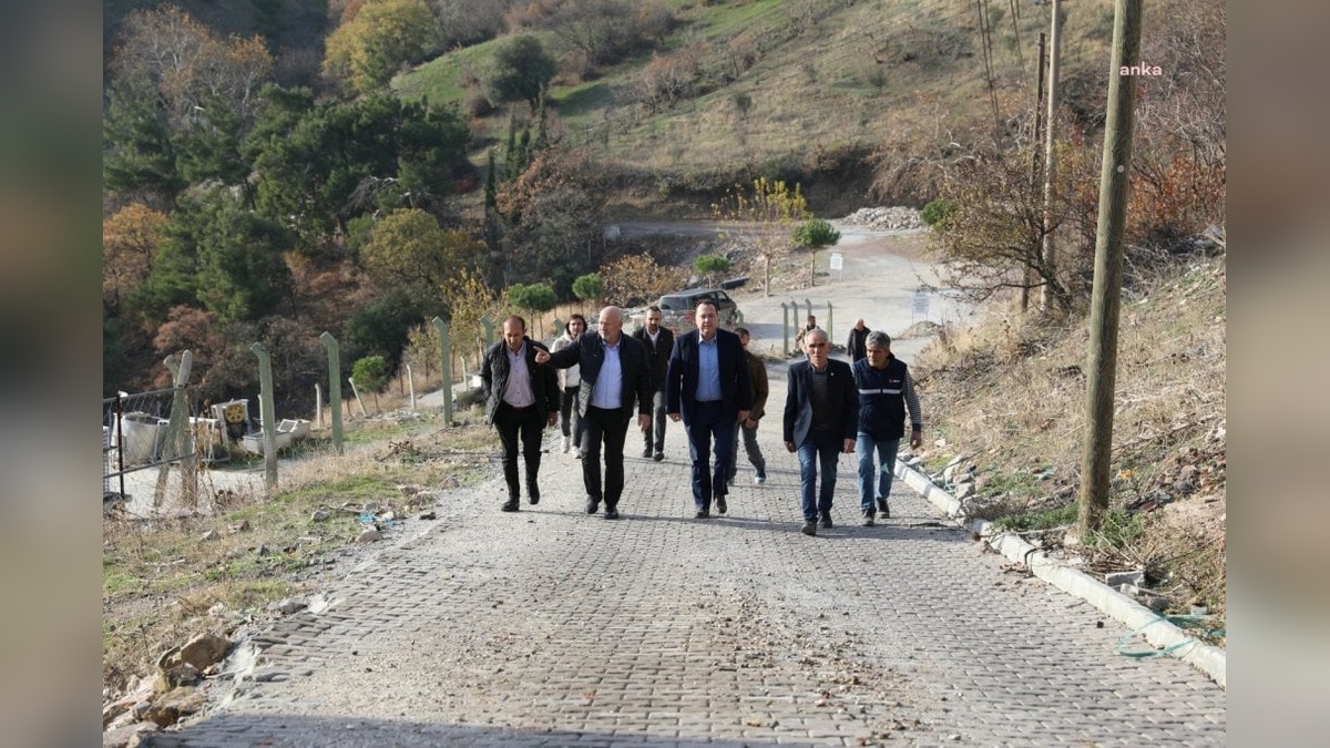 Akhisar Belediyesi'nden 35 köyde 8 bin 200 metrekare yol onarımı