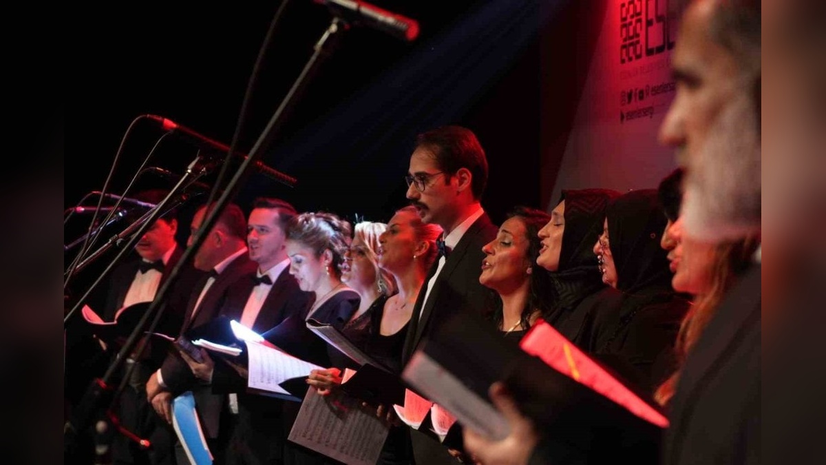 ESEV Sanat Festivali'nin 7'ncisi Türk Halk Müziği konseriyle başladı