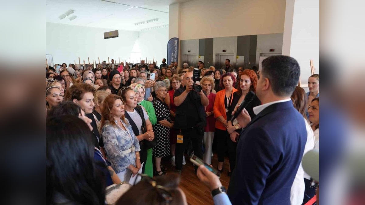 Ataşehir'de 866 kursiyerin 'Üreten Kadınların İzi' sergisi açıldı