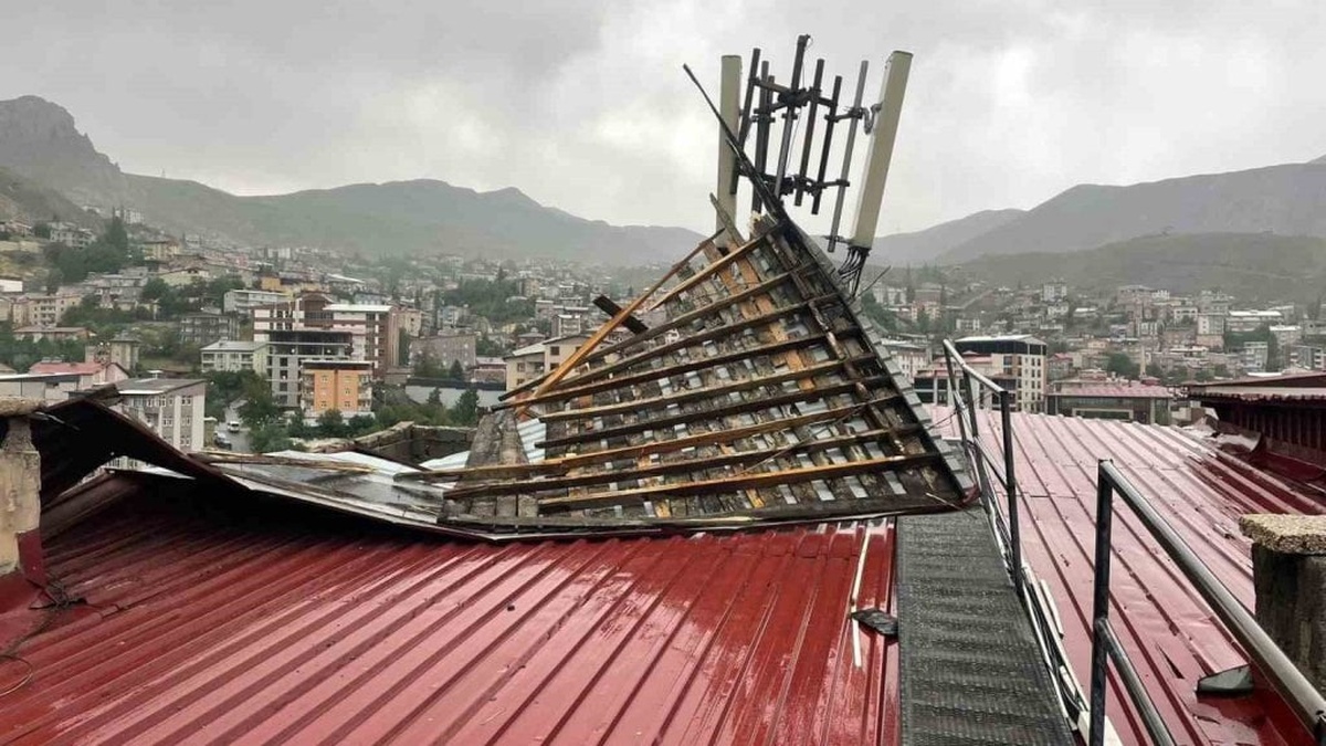 Hakkari'de fırtına çatı uçurdu