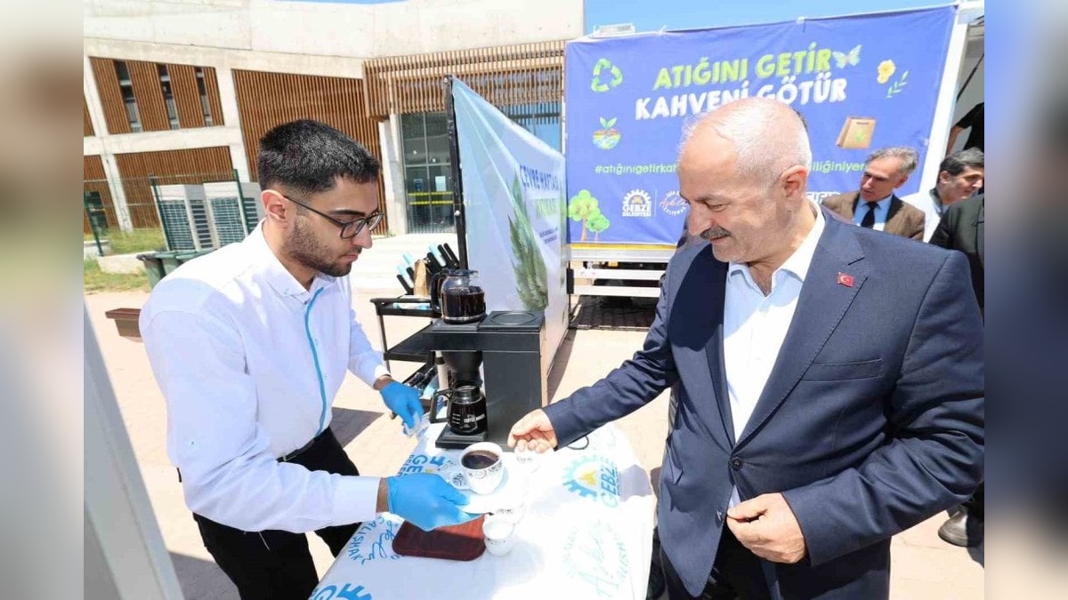 Gebze Belediyesi'nden atık getiren öğrencilere ücretsiz kahve