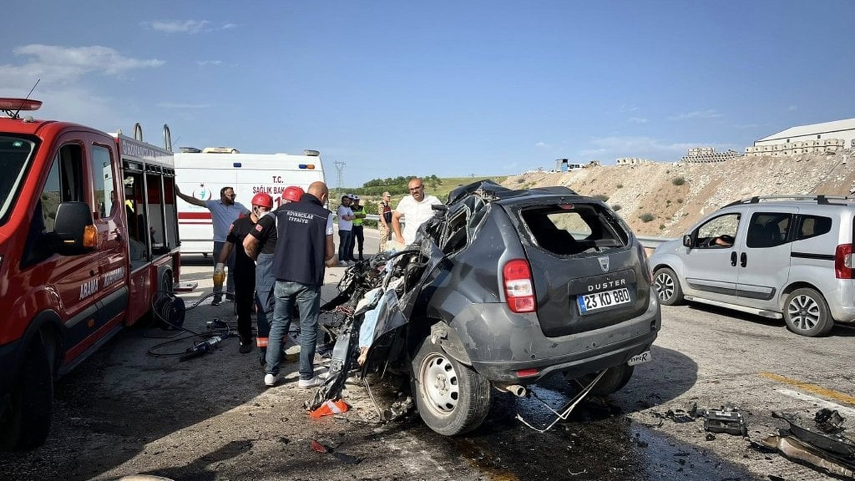Elazığ'da TIR ile otomobil çarpıştı: 1 ölü, 2 ağır yaralı